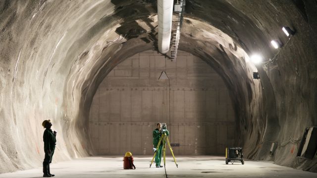 Endlagerung Zwei Forschende führen in einem Endlagertunnel Messungen durch.